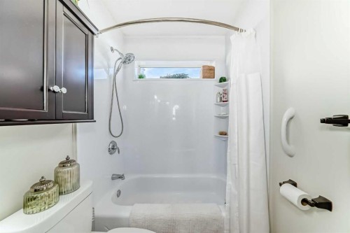 80 Hidden Point Nw, Calgary, AB - Indoor Photo Showing Bathroom