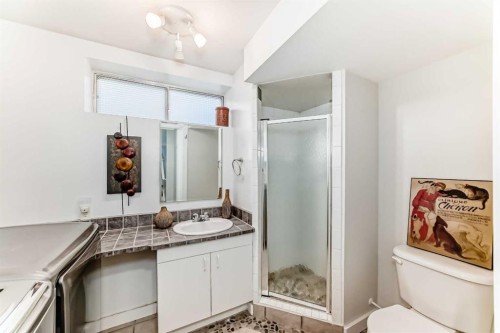 80 Hidden Point Nw, Calgary, AB - Indoor Photo Showing Bathroom