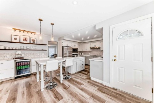 47 Canterbury Court Sw, Calgary, AB - Indoor Photo Showing Kitchen