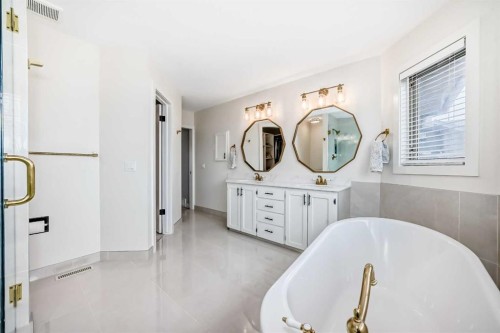 47 Canterbury Court Sw, Calgary, AB - Indoor Photo Showing Bathroom