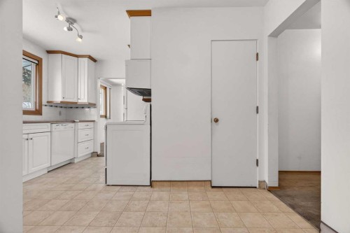 58 Westwood Drive Sw, Calgary, AB - Indoor Photo Showing Other Room