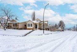 215 Scenic Way NW Calgary, AB T3L 1B6