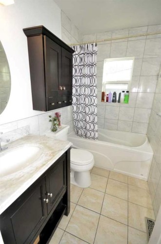 2412 35 Street Se, Calgary, AB - Indoor Photo Showing Bathroom