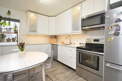 2412 35 Street Se, Calgary, AB - Indoor Photo Showing Kitchen