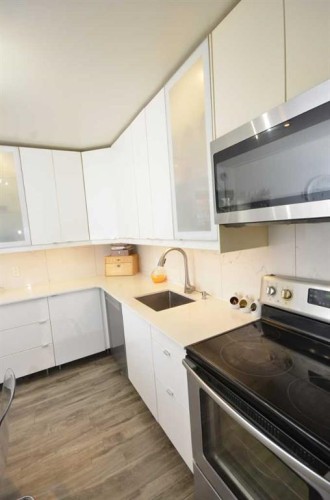 2412 35 Street Se, Calgary, AB - Indoor Photo Showing Kitchen