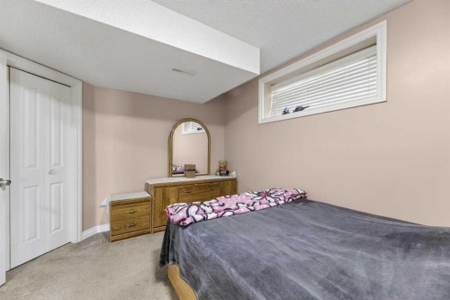 166 Evansmeade Circle North, Calgary, AB - Indoor Photo Showing Bedroom