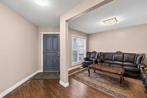 166 Evansmeade Circle North, Calgary, AB - Indoor Photo Showing Living Room