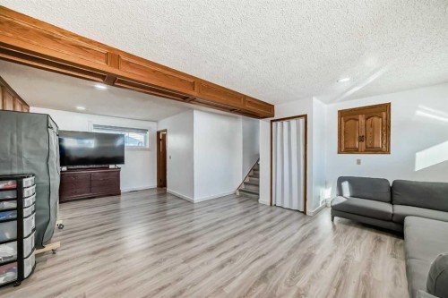 584 Whiteridge Way Ne, Calgary, AB - Indoor Photo Showing Living Room