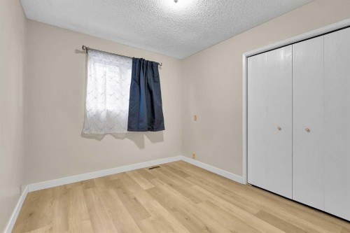 1111 Berkley Drive Nw, Calgary, AB - Indoor Photo Showing Other Room