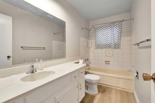 1111 Berkley Drive Nw, Calgary, AB - Indoor Photo Showing Bathroom