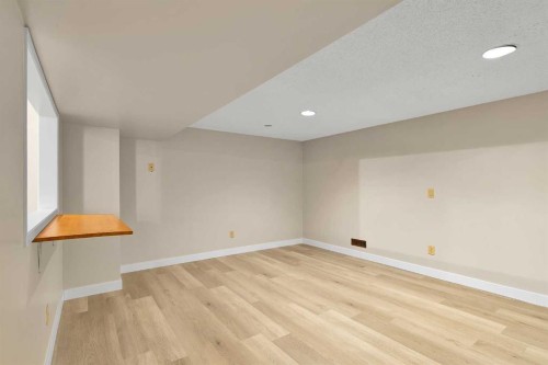 1111 Berkley Drive Nw, Calgary, AB - Indoor Photo Showing Other Room
