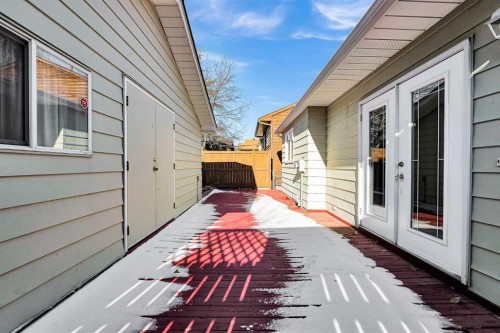 1111 Berkley Drive Nw, Calgary, AB - Outdoor With Exterior