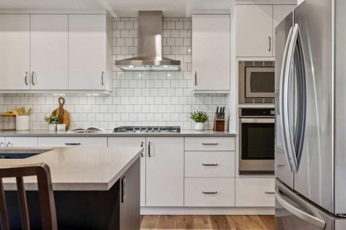 24 Willow Park Point, Cochrane, AB - Indoor Photo Showing Kitchen With Upgraded Kitchen