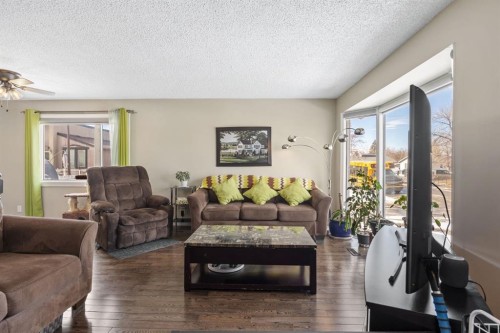 2302 Olympia Drive Se, Calgary, AB - Indoor Photo Showing Living Room