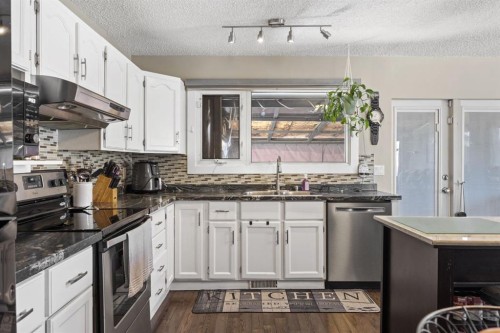 2302 Olympia Drive Se, Calgary, AB - Indoor Photo Showing Kitchen With Upgraded Kitchen