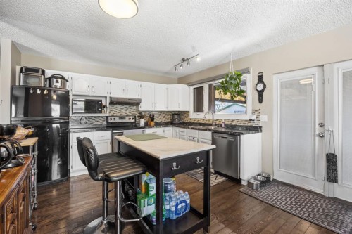 2302 Olympia Drive Se, Calgary, AB - Indoor Photo Showing Kitchen