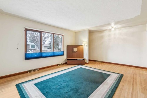 44 Fairview Crescent Se, Calgary, AB - Indoor Photo Showing Other Room