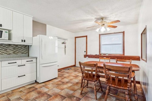 44 Fairview Crescent Se, Calgary, AB - Indoor Photo Showing Dining Room