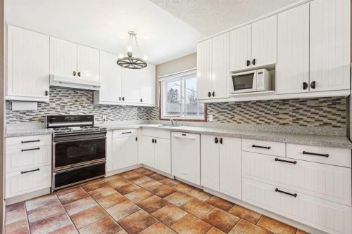 44 Fairview Crescent Se, Calgary, AB - Indoor Photo Showing Kitchen