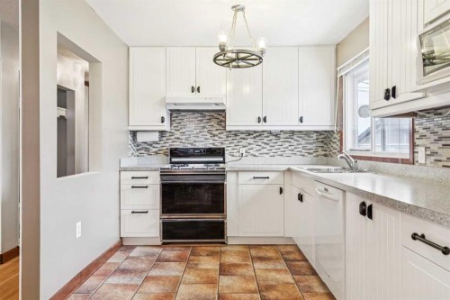 44 Fairview Crescent Se, Calgary, AB - Indoor Photo Showing Kitchen