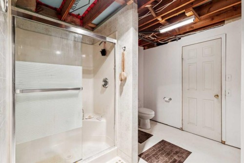 44 Fairview Crescent Se, Calgary, AB - Indoor Photo Showing Bathroom