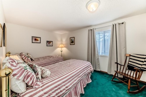 157 Hawkstone Manor Nw, Calgary, AB - Indoor Photo Showing Bedroom