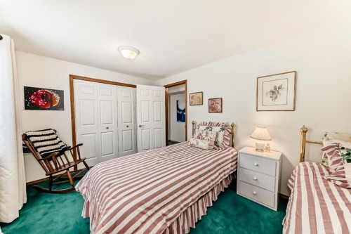 157 Hawkstone Manor Nw, Calgary, AB - Indoor Photo Showing Bedroom