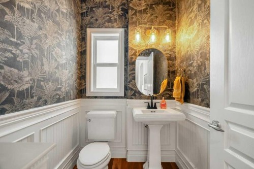 274 Somme Avenue Sw, Calgary, AB - Indoor Photo Showing Bathroom