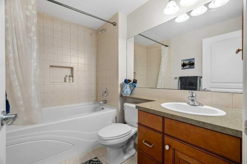 274 Somme Avenue Sw, Calgary, AB - Indoor Photo Showing Bathroom