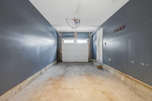 205 New Brighton Row Se, Calgary, AB - Indoor Photo Showing Garage