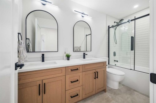 3224 24A Street Sw, Calgary, AB - Indoor Photo Showing Bathroom