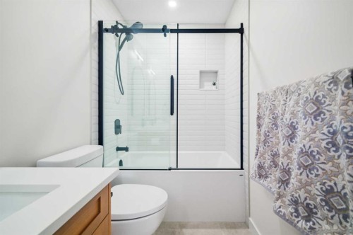 3224 24A Street Sw, Calgary, AB - Indoor Photo Showing Bathroom