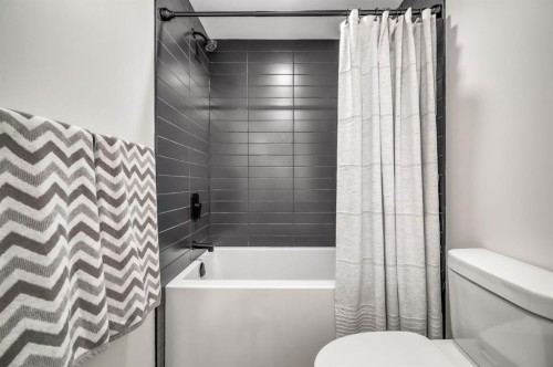 3224 24A Street Sw, Calgary, AB - Indoor Photo Showing Bathroom