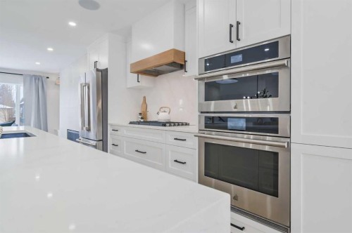 3224 24A Street Sw, Calgary, AB - Indoor Photo Showing Kitchen With Upgraded Kitchen