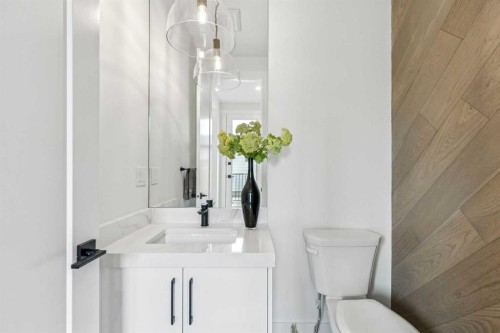 1529 29 Avenue Sw, Calgary, AB - Indoor Photo Showing Bathroom