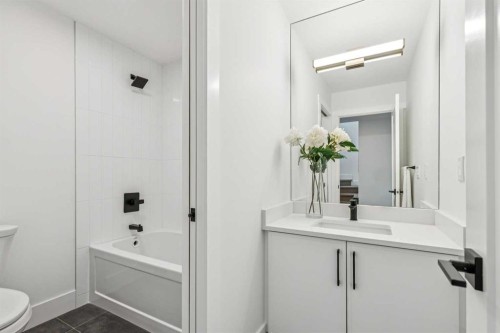 1529 29 Avenue Sw, Calgary, AB - Indoor Photo Showing Bathroom