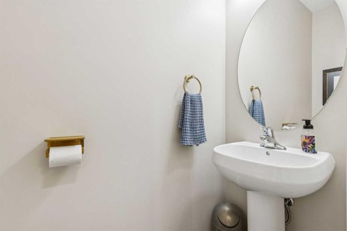 36 Sunrise Crescent, Cochrane, AB - Indoor Photo Showing Bathroom