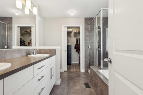 36 Sunrise Crescent, Cochrane, AB - Indoor Photo Showing Bathroom