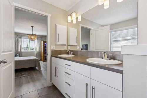 36 Sunrise Crescent, Cochrane, AB - Indoor Photo Showing Bathroom