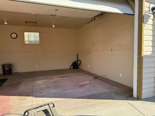 107 Cimarron Grove Circle, Okotoks, AB - Indoor Photo Showing Garage