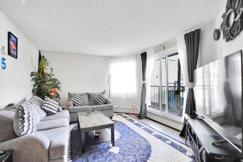 109-110 20 Avenue Ne, Calgary, AB - Indoor Photo Showing Living Room
