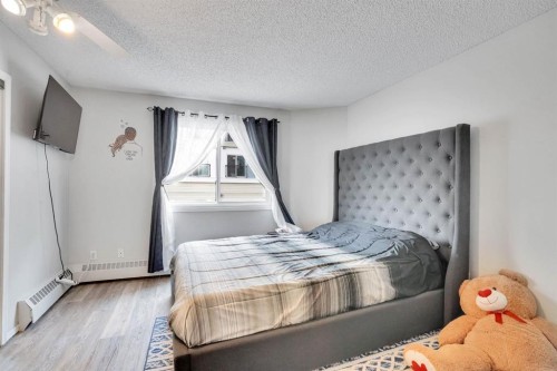 109-110 20 Avenue Ne, Calgary, AB - Indoor Photo Showing Bedroom