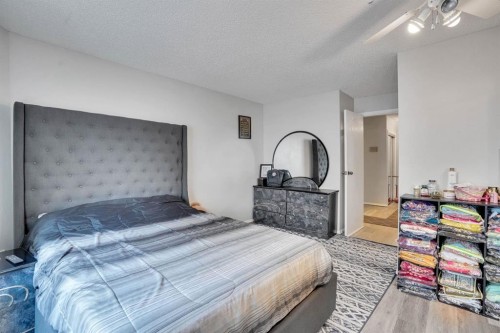 109-110 20 Avenue Ne, Calgary, AB - Indoor Photo Showing Bedroom