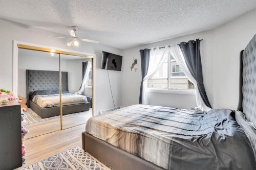 109-110 20 Avenue Ne, Calgary, AB - Indoor Photo Showing Bedroom