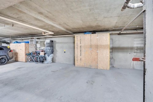 109-110 20 Avenue Ne, Calgary, AB - Indoor Photo Showing Garage