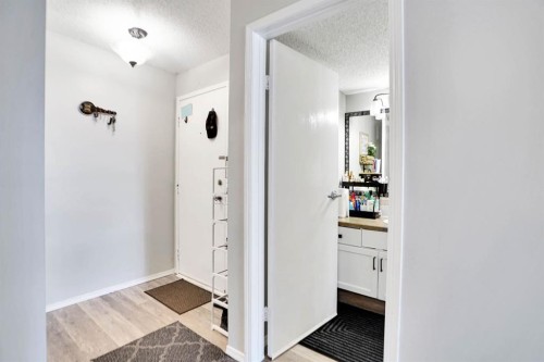 109-110 20 Avenue Ne, Calgary, AB - Indoor Photo Showing Other Room