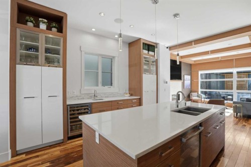 2027 42 Avenue Sw, Calgary, AB - Indoor Photo Showing Kitchen With Double Sink With Upgraded Kitchen