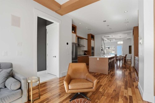 2027 42 Avenue Sw, Calgary, AB - Indoor