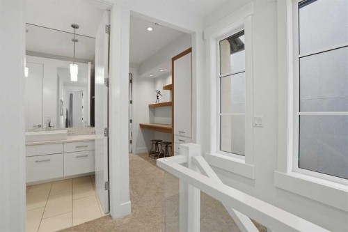 2027 42 Avenue Sw, Calgary, AB - Indoor