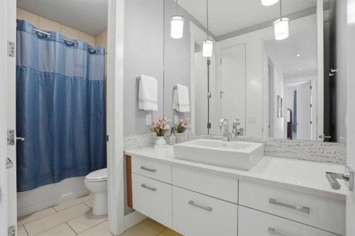 2027 42 Avenue Sw, Calgary, AB - Indoor Photo Showing Bathroom